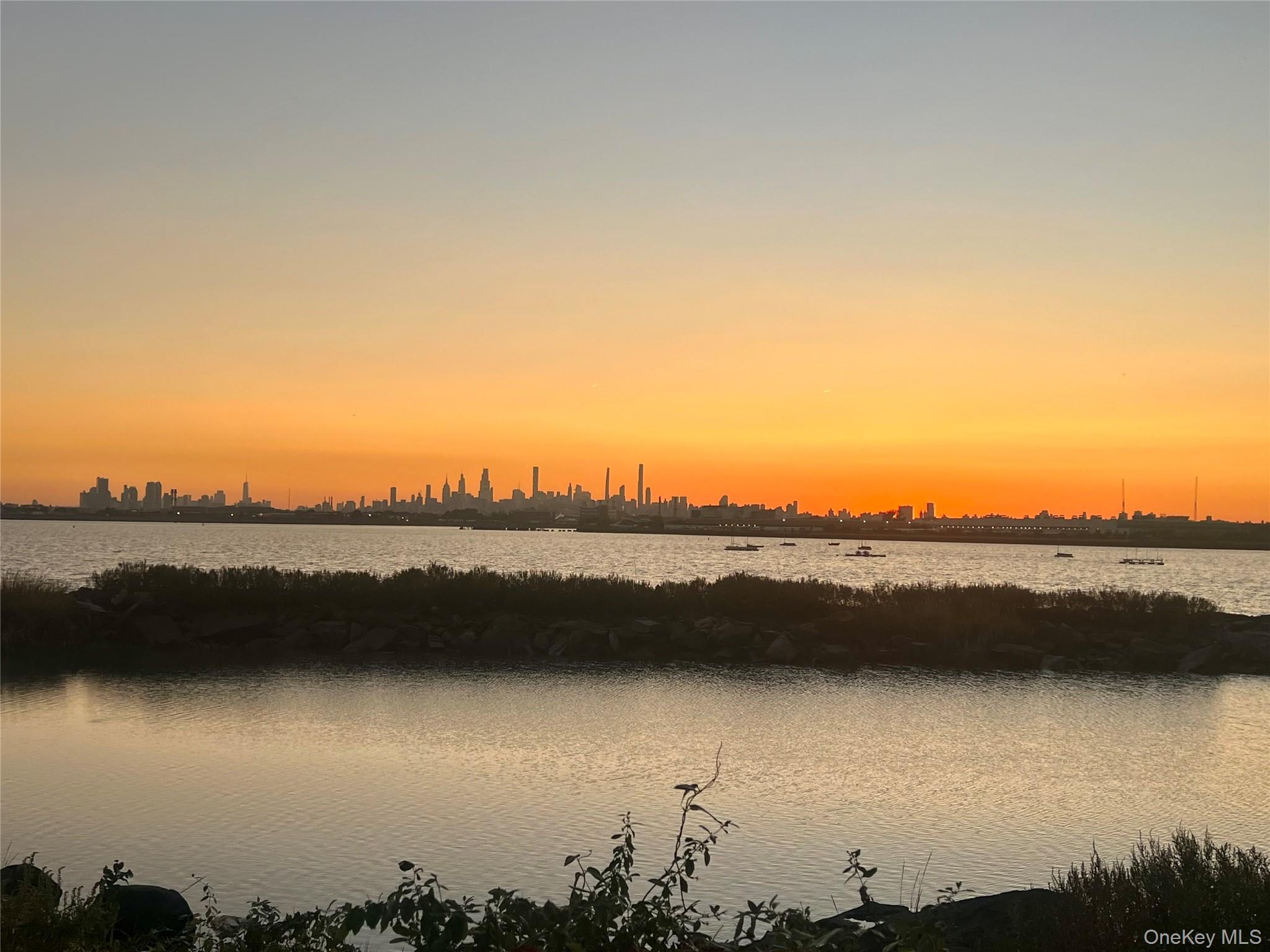 #13 photo, 1015 Harding Park, Bronx , NY 10473