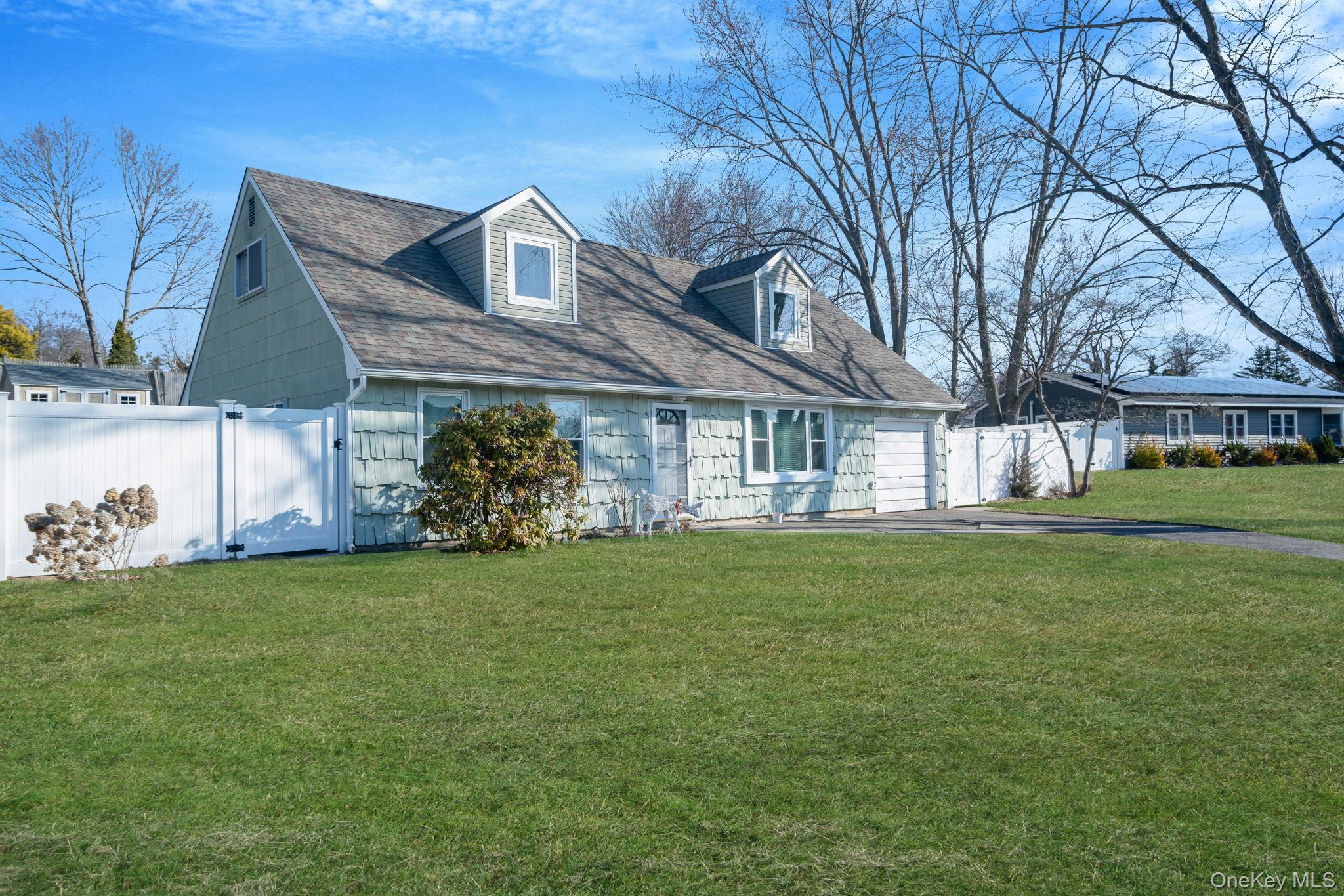 #2 photo, 75 Oakcrest Avenue, سوفولك Farmingville , NY 11738