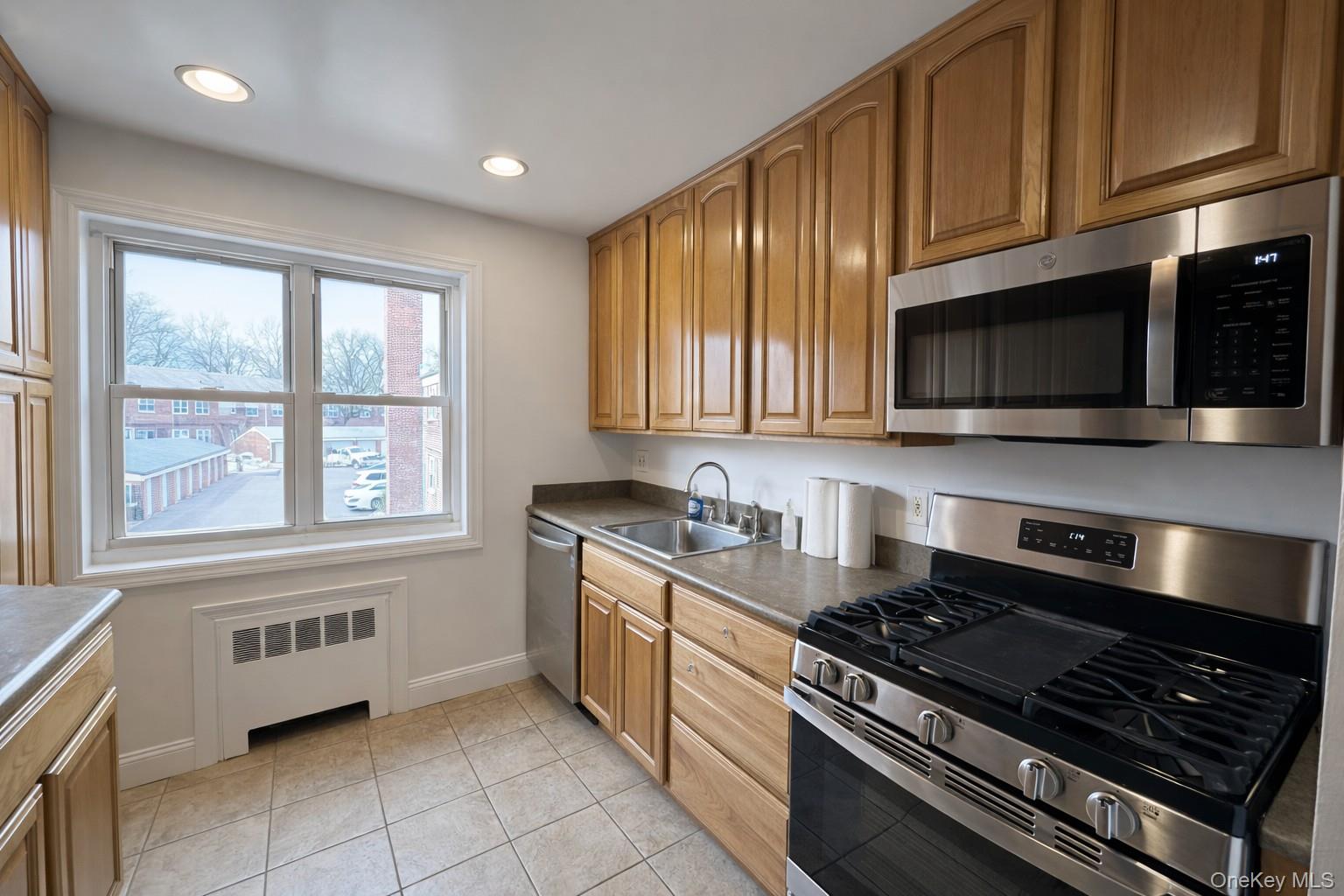 #4 photo, 212-09 16 Avenue, Bayside , NY 11360