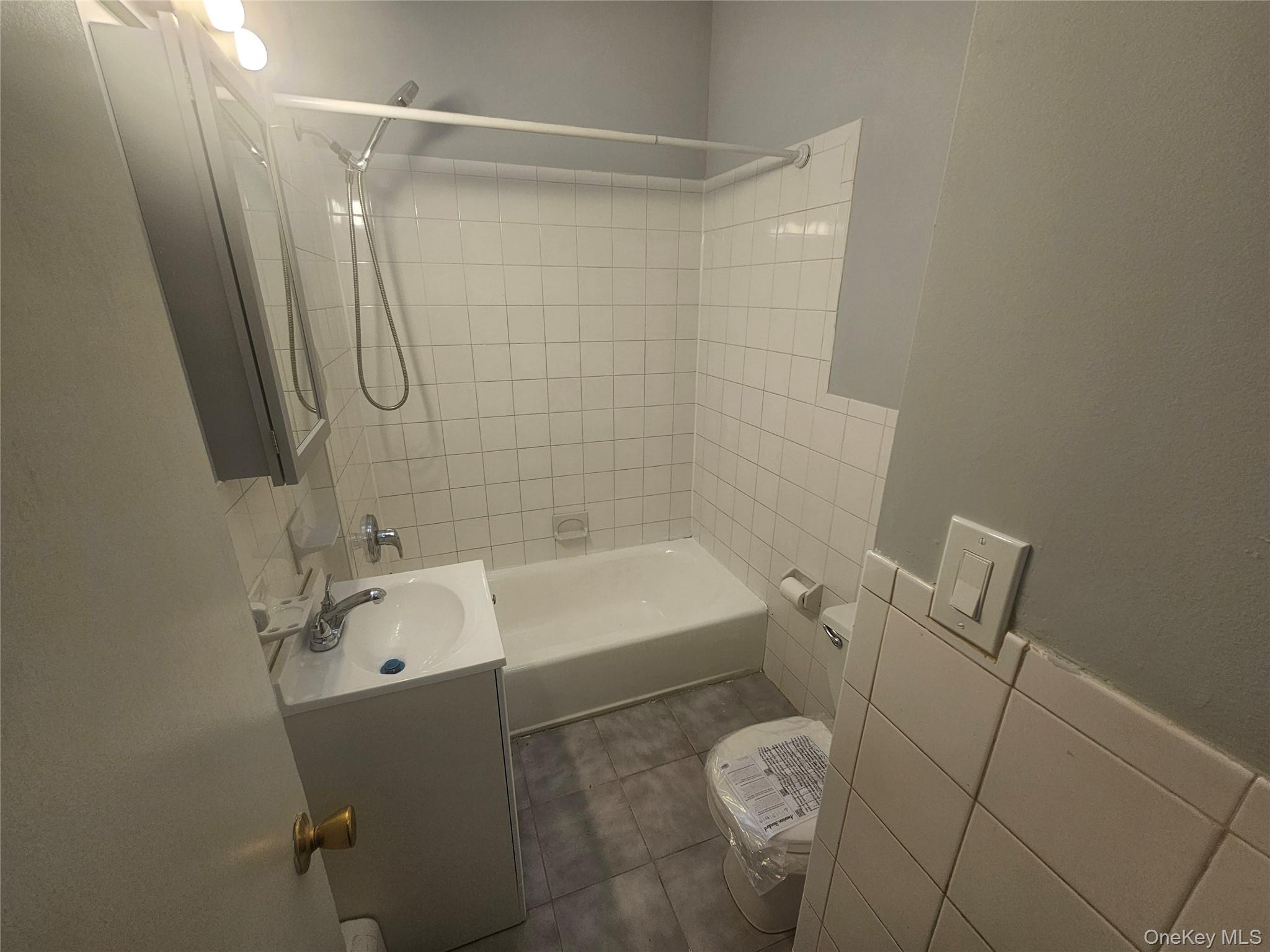 #7 photo, 202-15 Hollis Avenue, Saint Albans , NY 11412