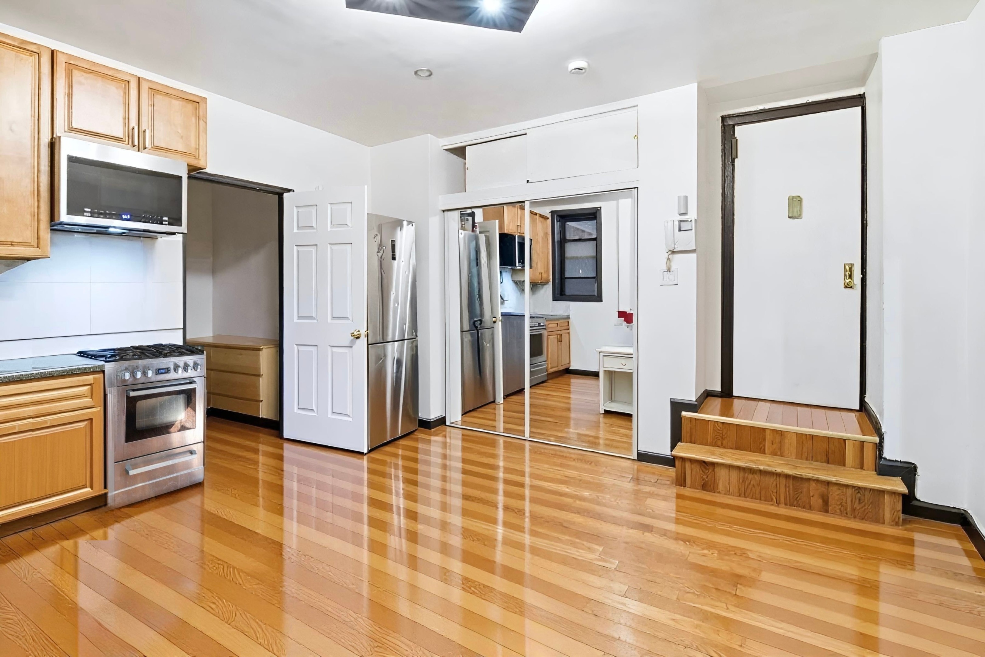 #3 photo, 21-38 35th Street, Ditmars Steinway , NY 11105