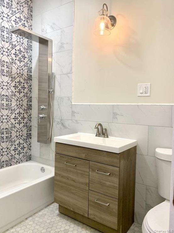 #14 photo, 2301 Bathgate Avenue, Bronx , NY 10458