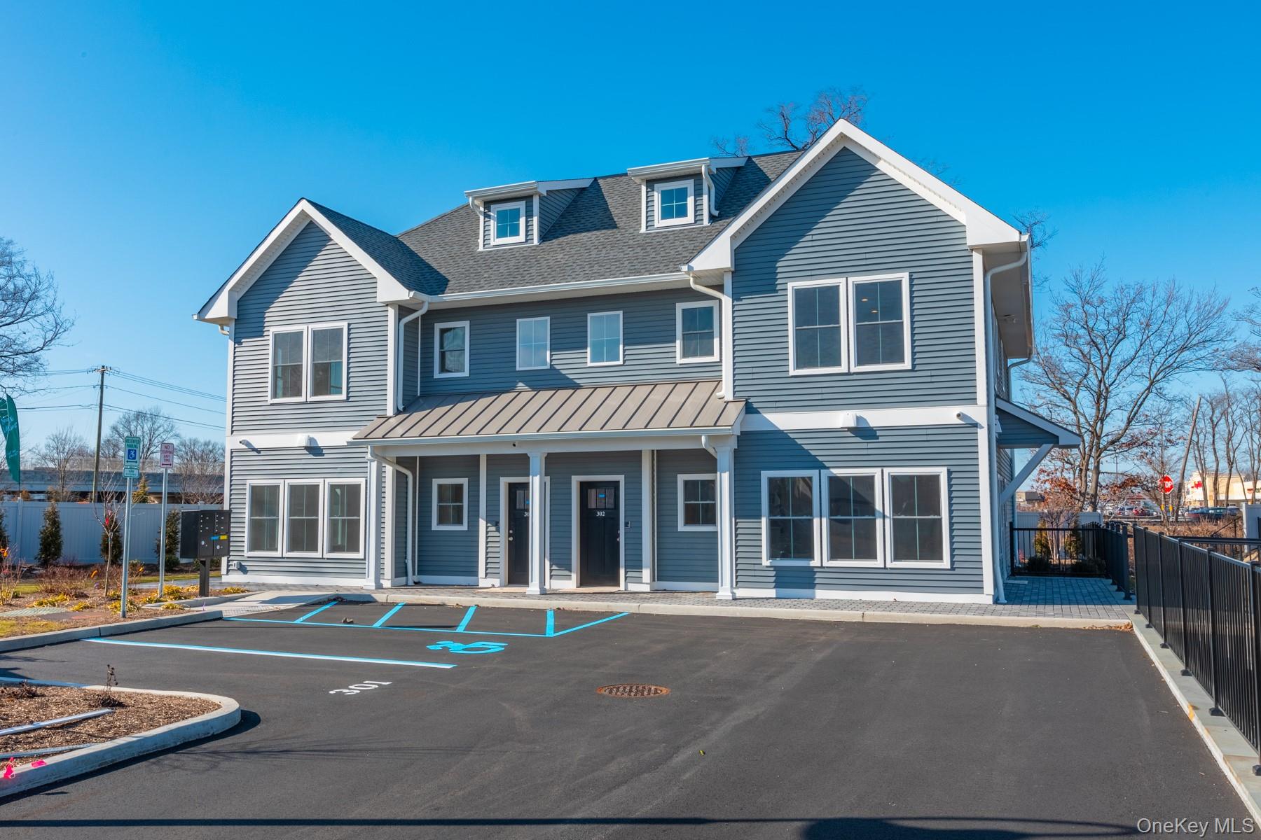 #1 photo, 843 Lake Boulevard, सफ़ोक काउंटी Lindenhurst , NY 11757