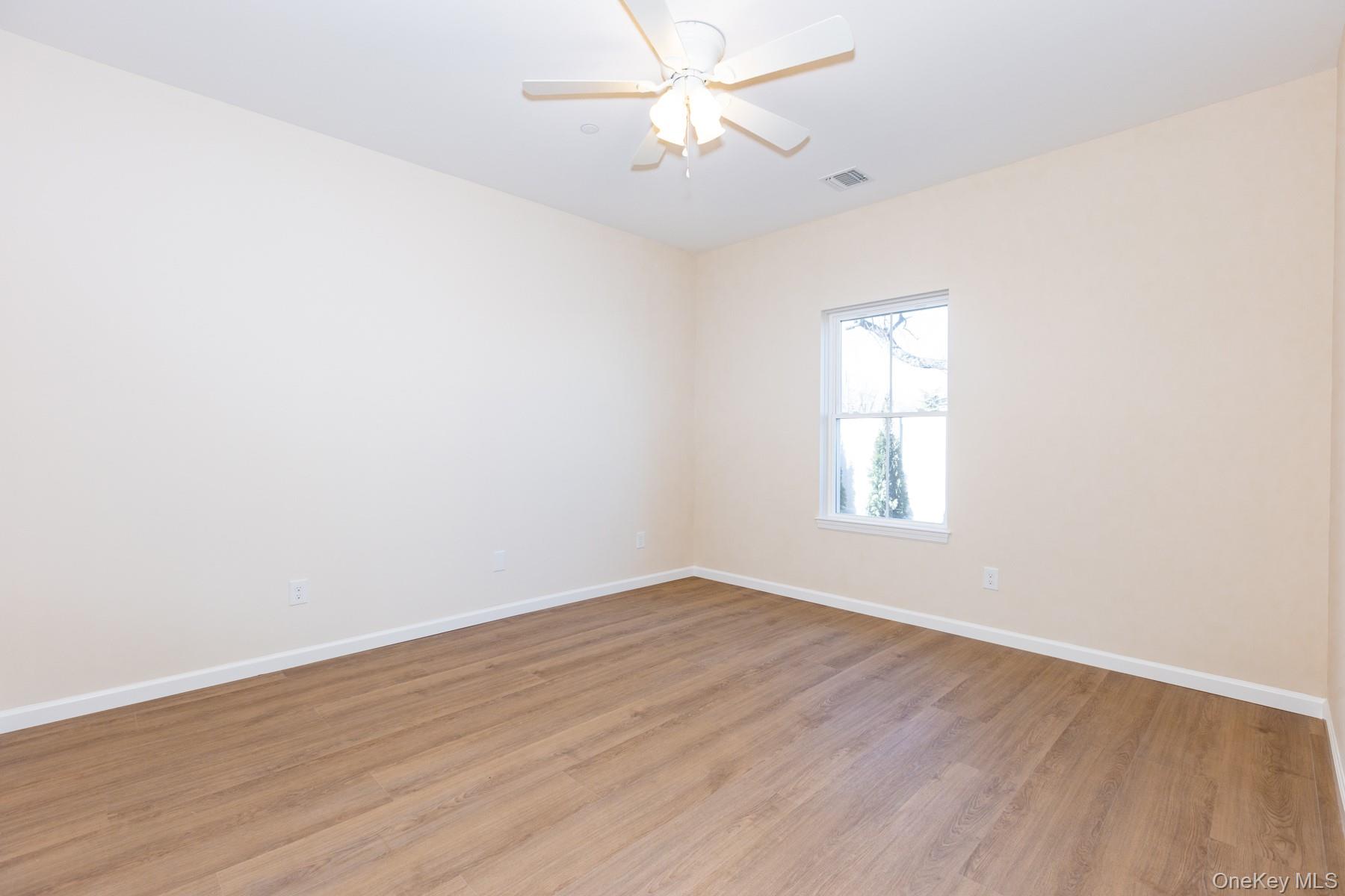 #7 photo, 843 Lake Boulevard, सफ़ोक काउंटी Lindenhurst , NY 11757