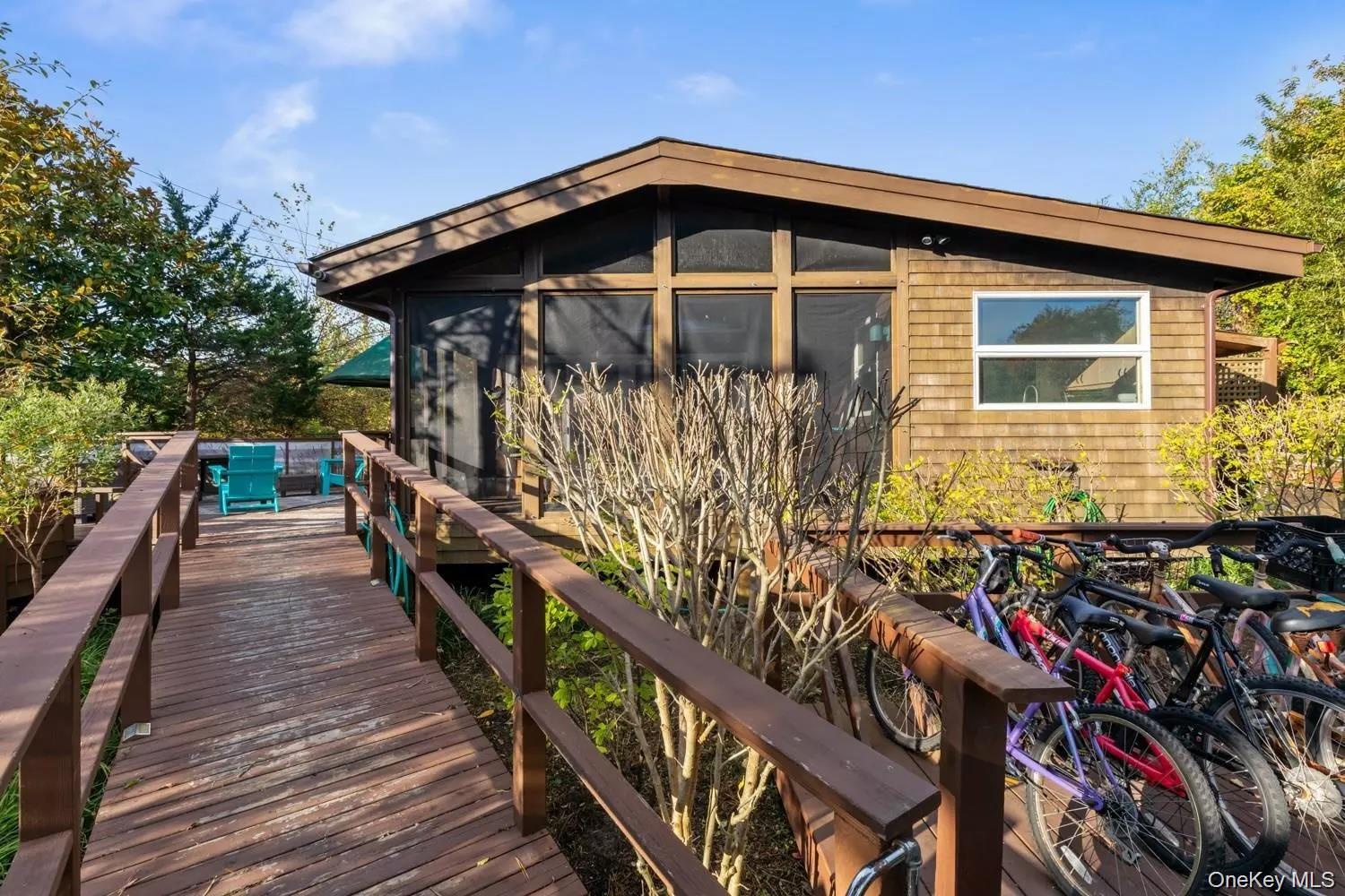 #1 photo, 19 Crescent Avenue, מחוז סאפוק Seaview , NY 11770