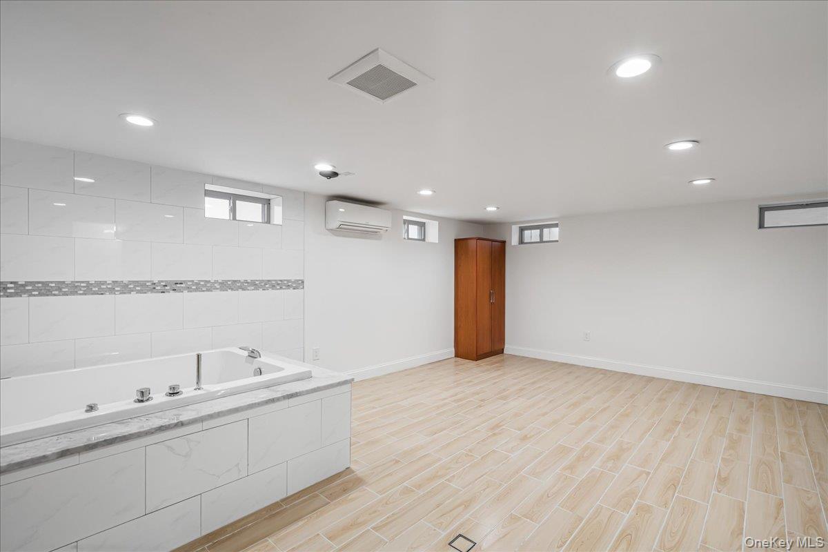 #19 photo, 5020 Clearview Expressway, Куинс ‖ Oakland Gardens , NY 11364