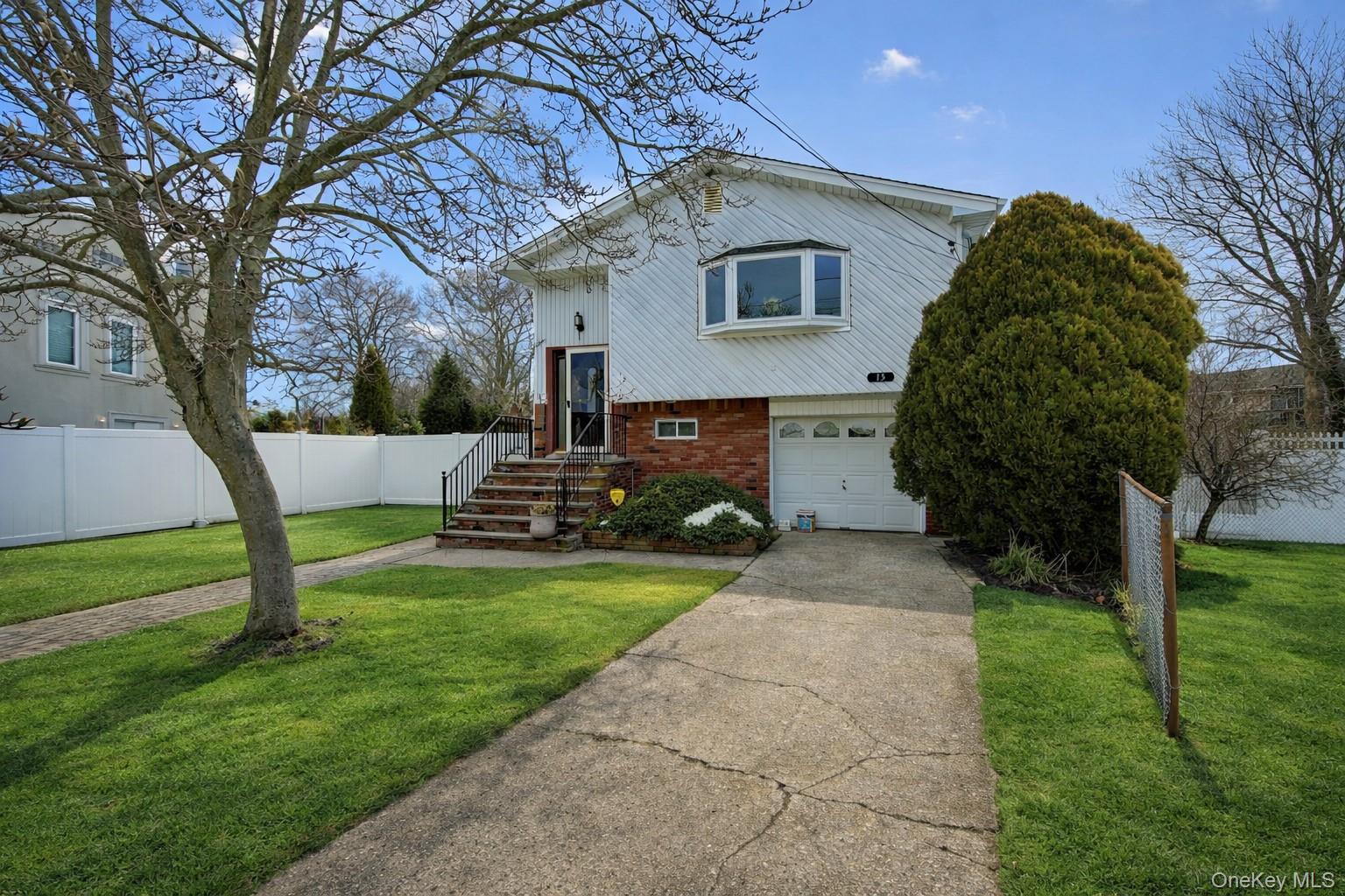 #1 photo, 15 Snapper Court, מחוז סאפוק Lindenhurst , NY 11757