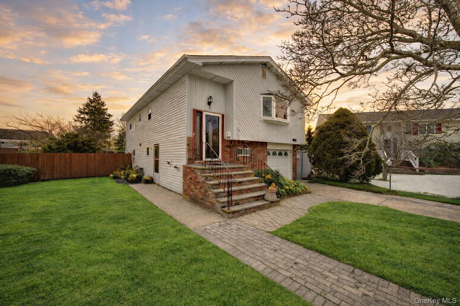 #2 photo, 15 Snapper Court, מחוז סאפוק Lindenhurst , NY 11757