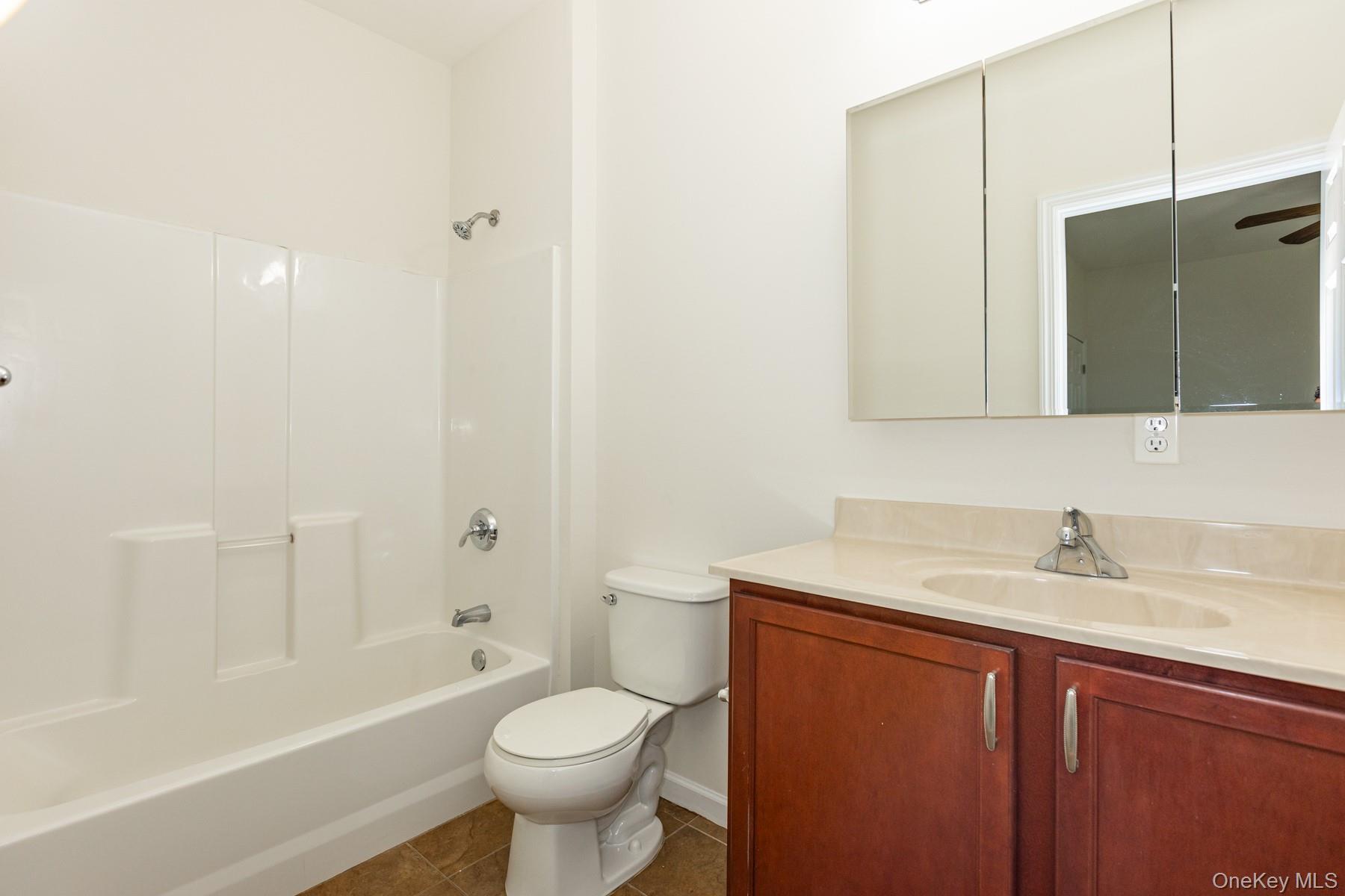 #11 photo, 975 Main Street, सफ़ोक काउंटी Farmingdale , NY 11735