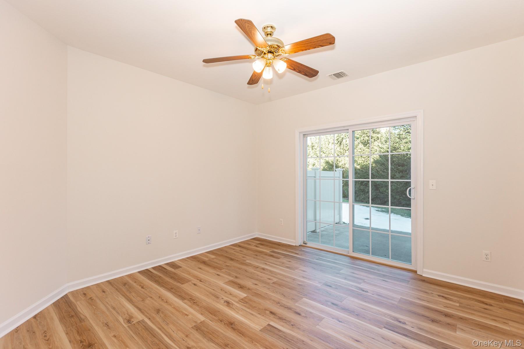 #12 photo, 975 Main Street, सफ़ोक काउंटी Farmingdale , NY 11735