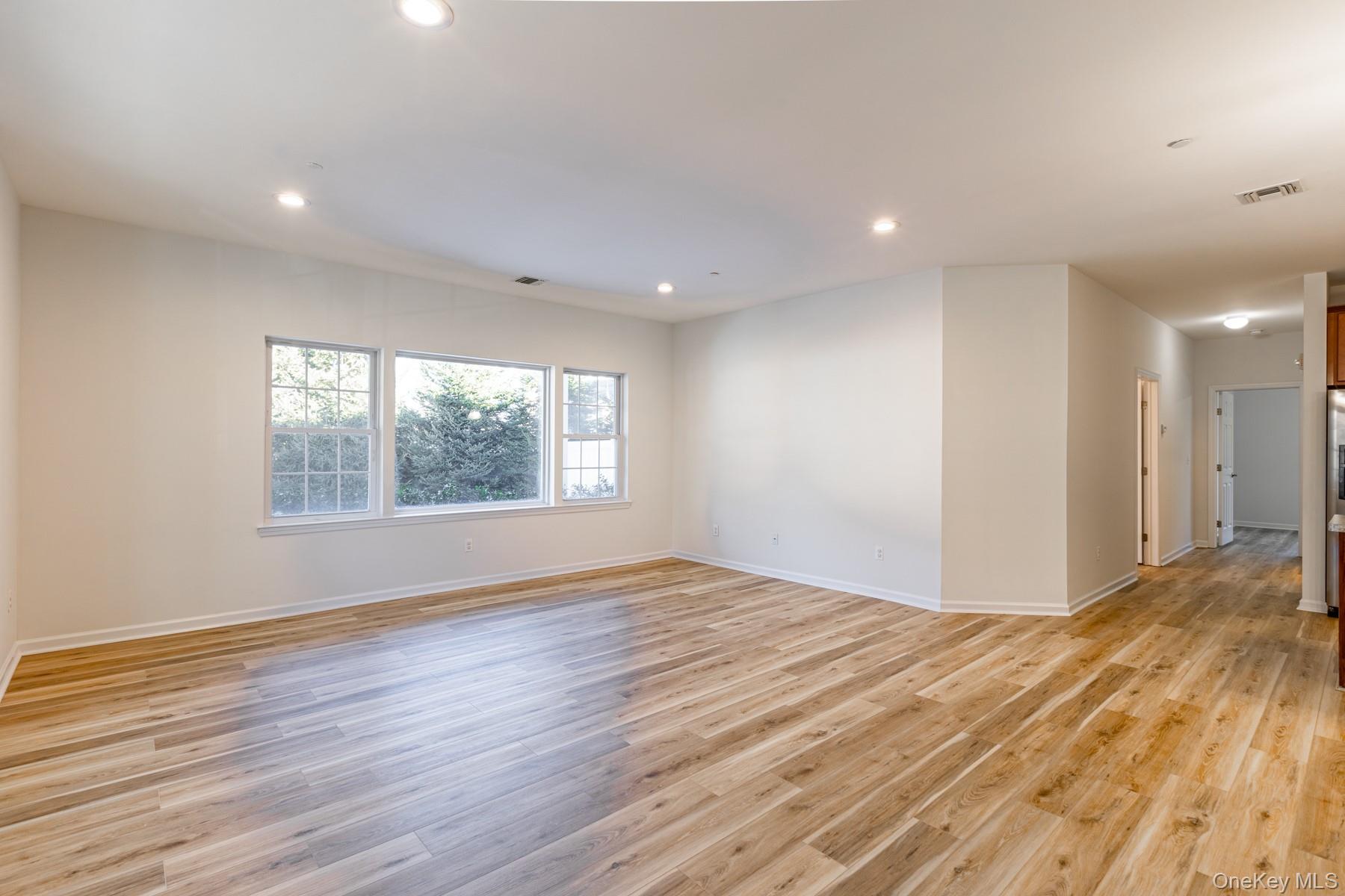 #3 photo, 975 Main Street, सफ़ोक काउंटी Farmingdale , NY 11735