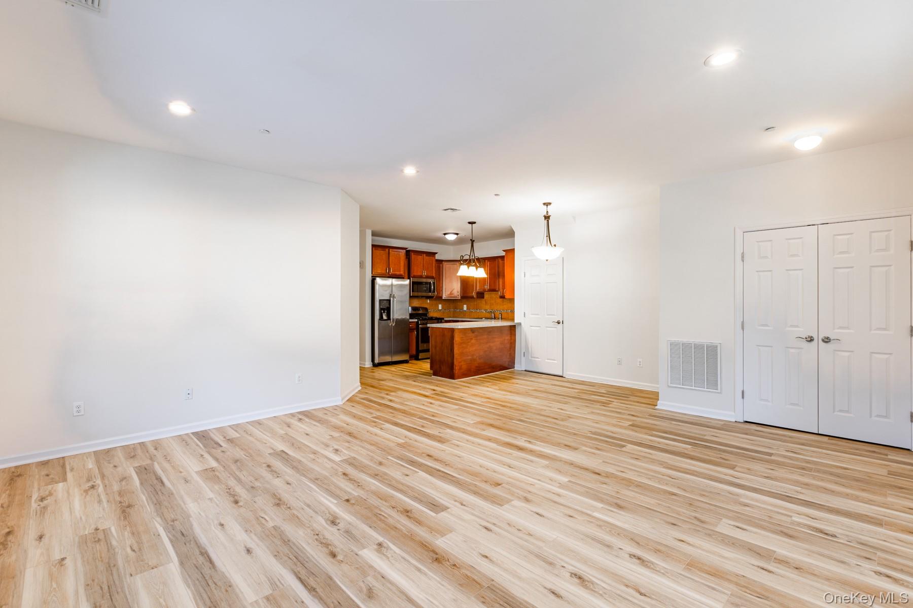 #4 photo, 975 Main Street, सफ़ोक काउंटी Farmingdale , NY 11735