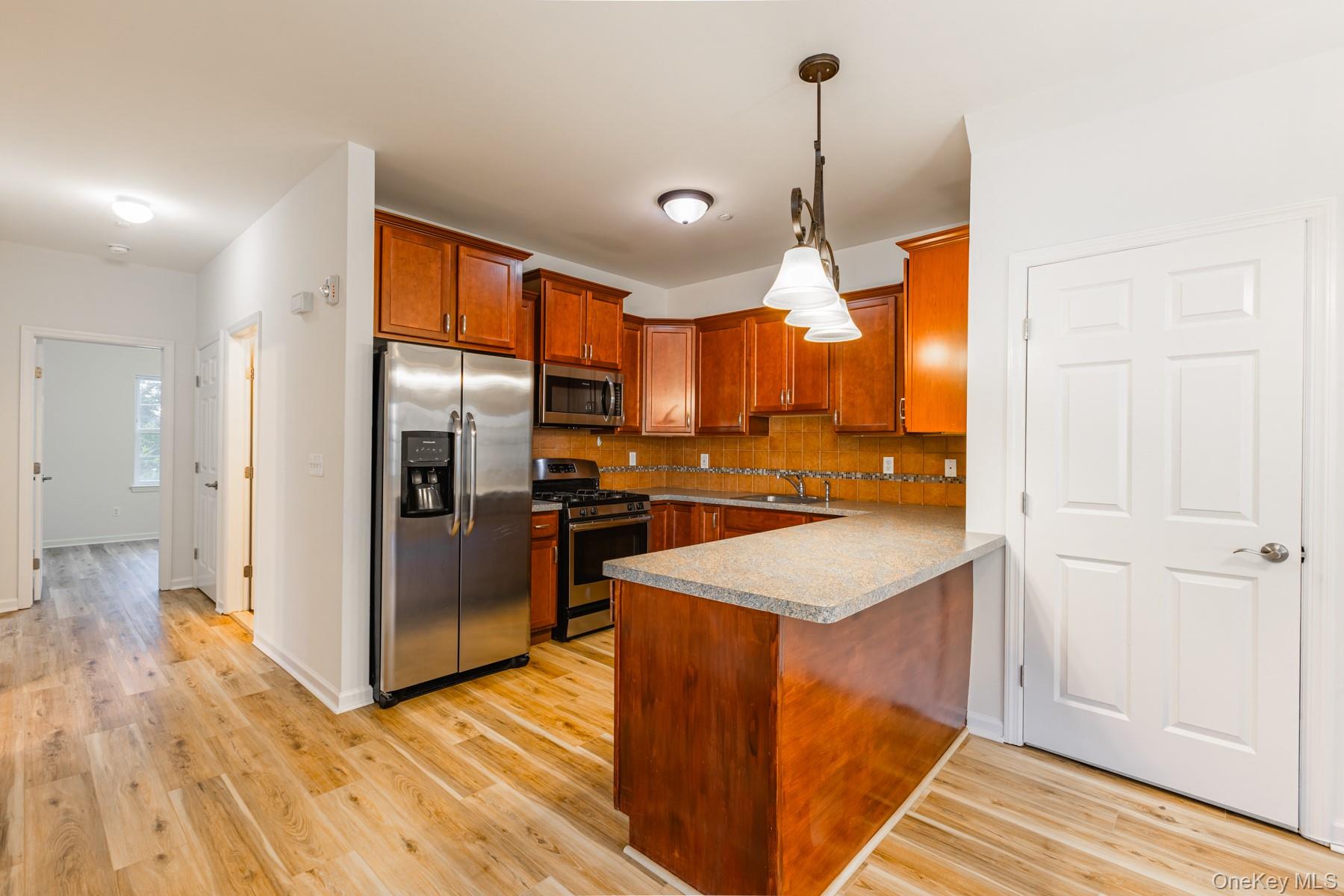 #6 photo, 975 Main Street, सफ़ोक काउंटी Farmingdale , NY 11735