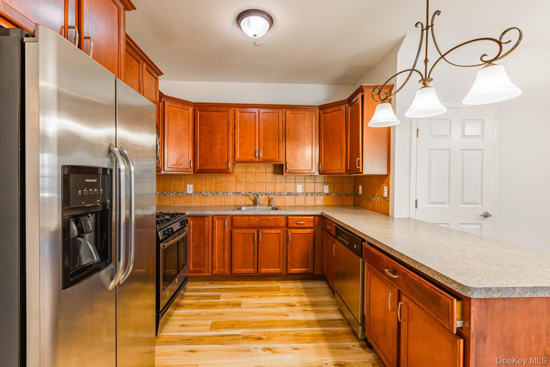 #7 photo, 975 Main Street, सफ़ोक काउंटी Farmingdale , NY 11735