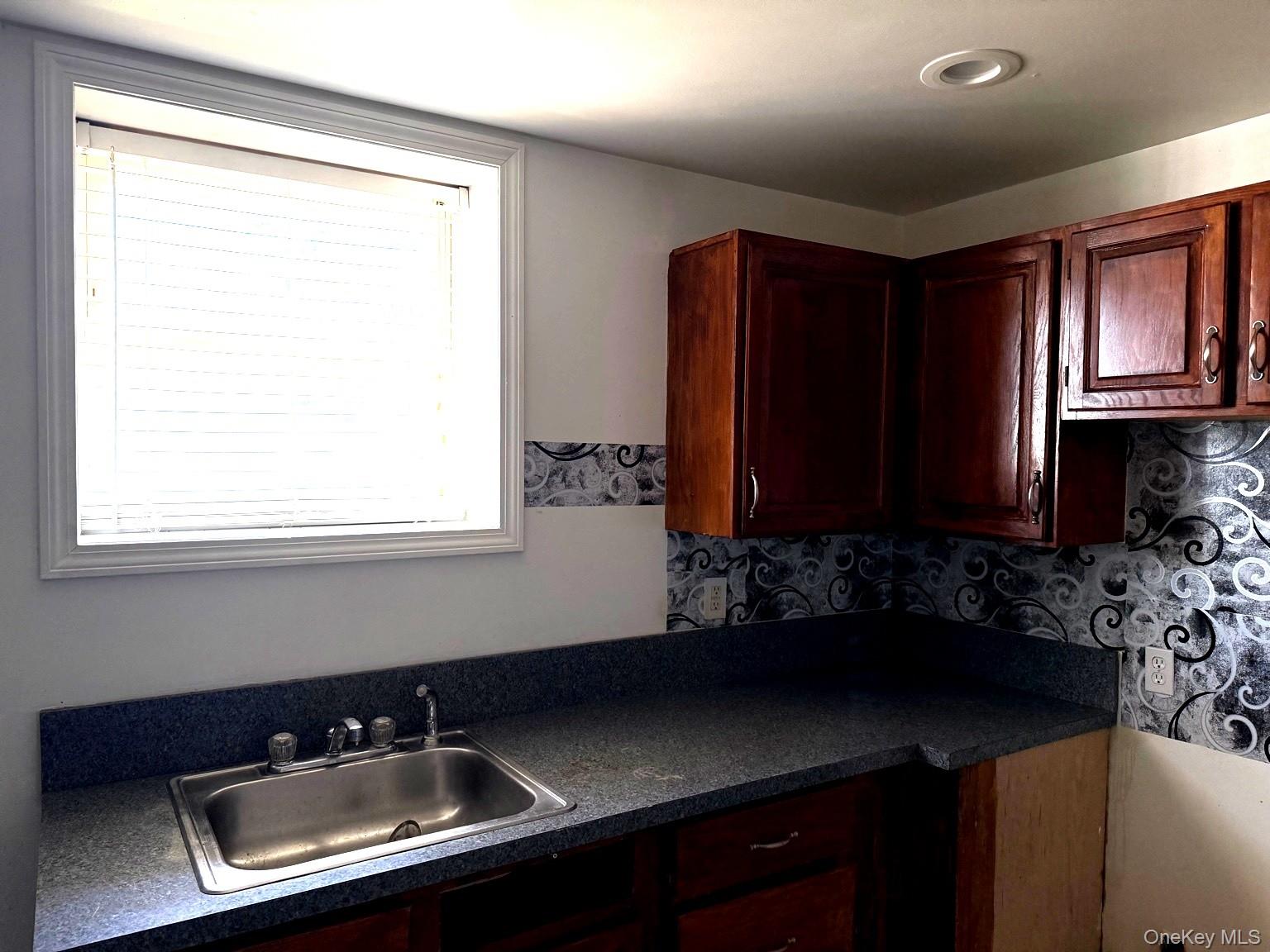 #4 photo, 77 Washington Avenue, מחוז סאפוק Mastic , NY 11950