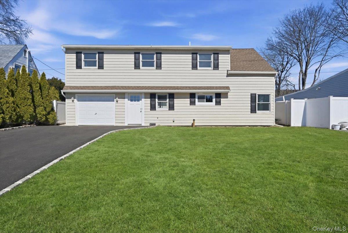 #1 photo, 38 Bobolink Lane, ناسو Levittown , NY 11756
