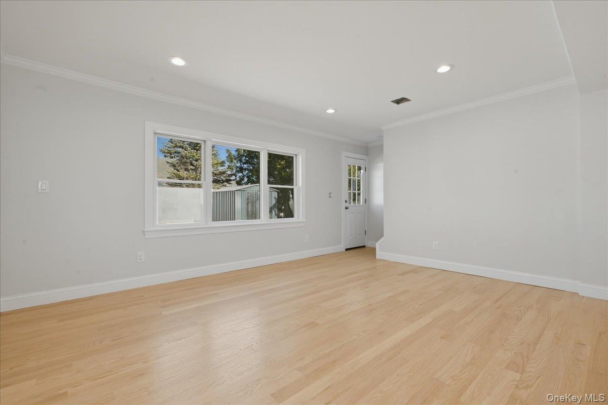 #11 photo, 38 Bobolink Lane, ناسو Levittown , NY 11756