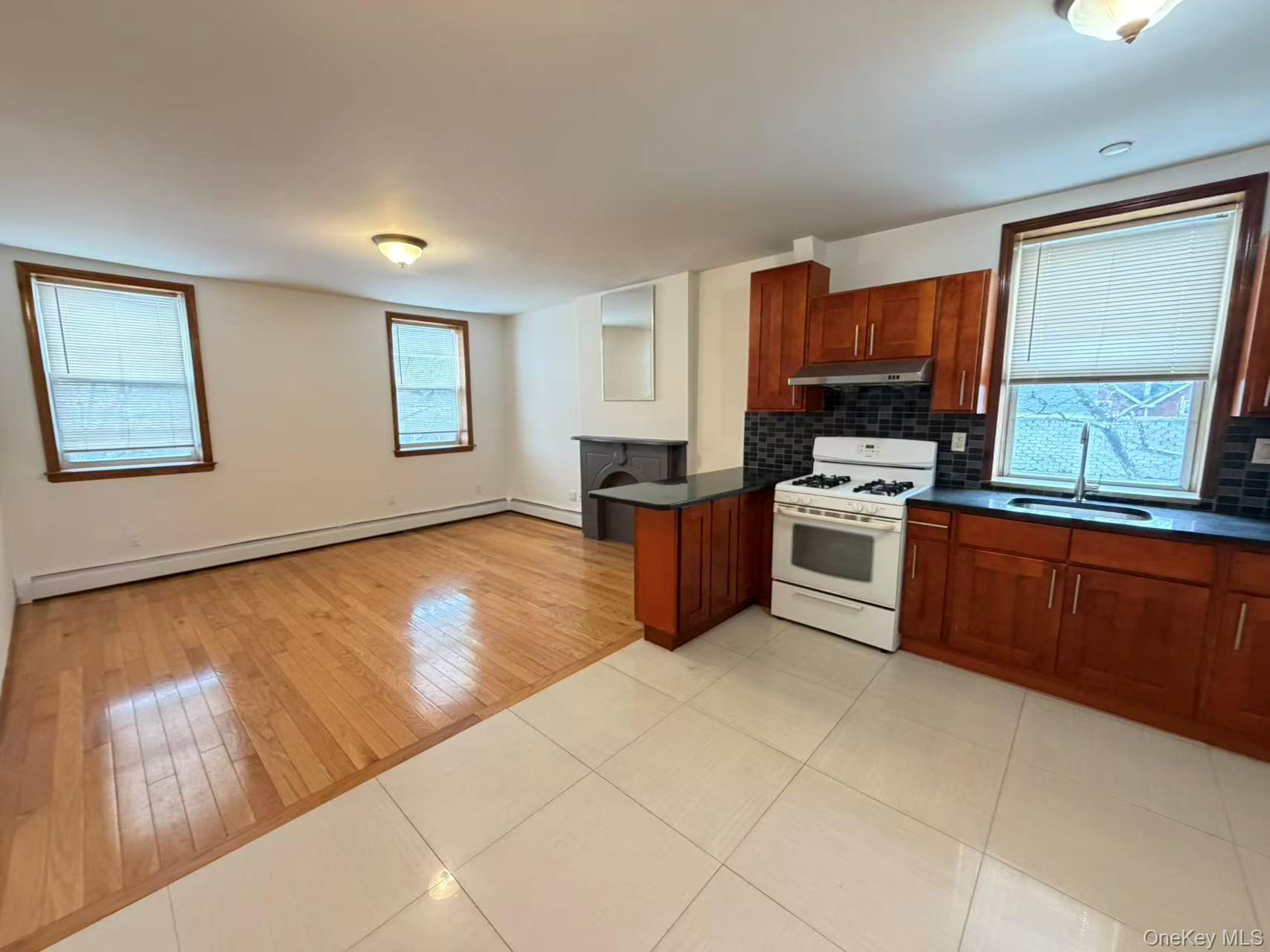 #12 photo, 126-01 18TH Avenue, 뉴욕퀸즈 College Point , NY 11356