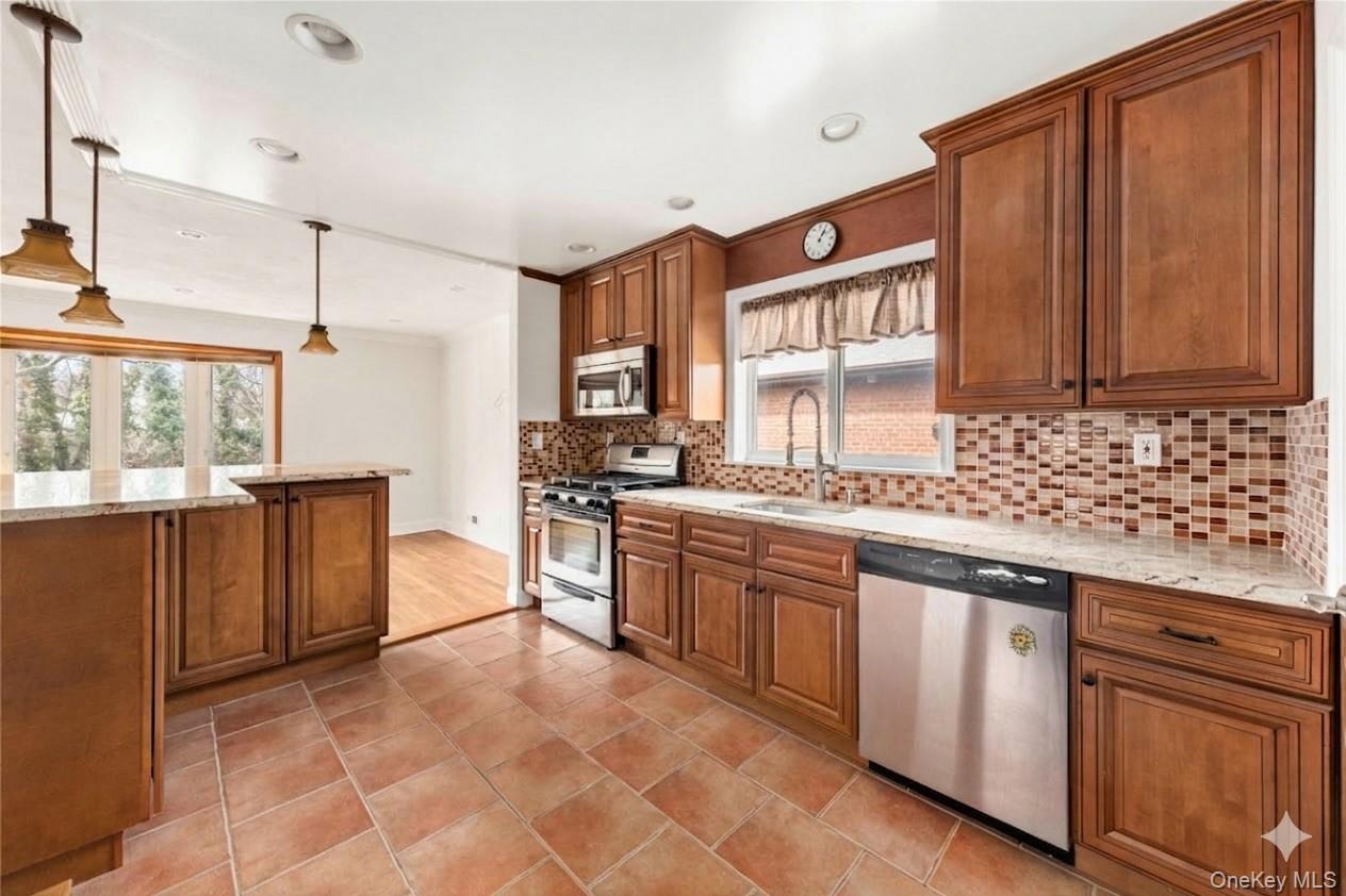 #4 photo, 2615 Clearview Expressway, Bayside , NY 11360