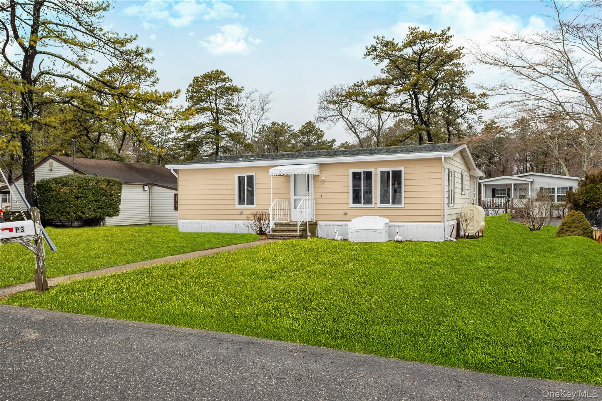 #1 photo, 525 Riverleigh Avenue, מחוז סאפוק Riverhead , NY 11901