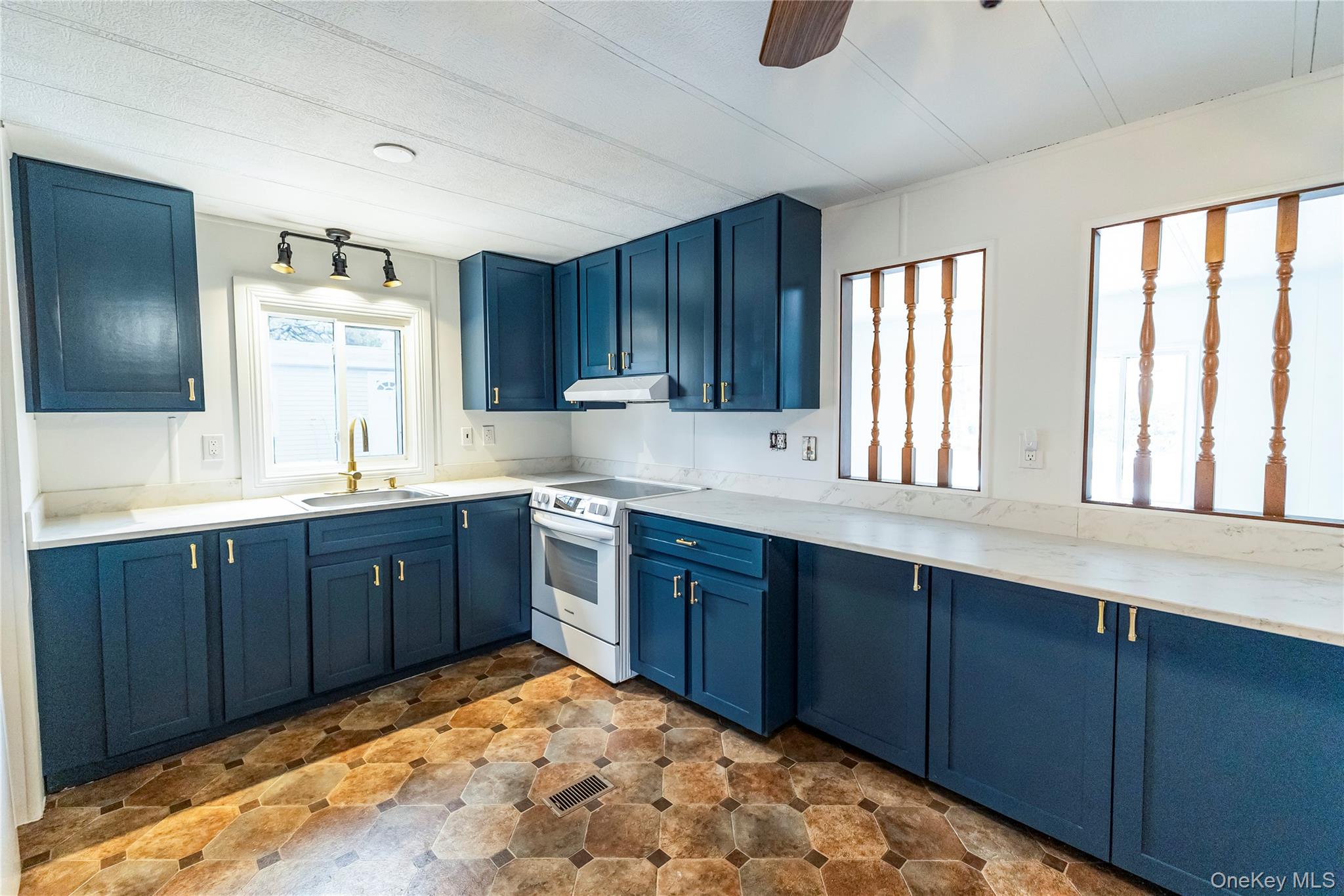 #15 photo, 525 Riverleigh Avenue, מחוז סאפוק Riverhead , NY 11901