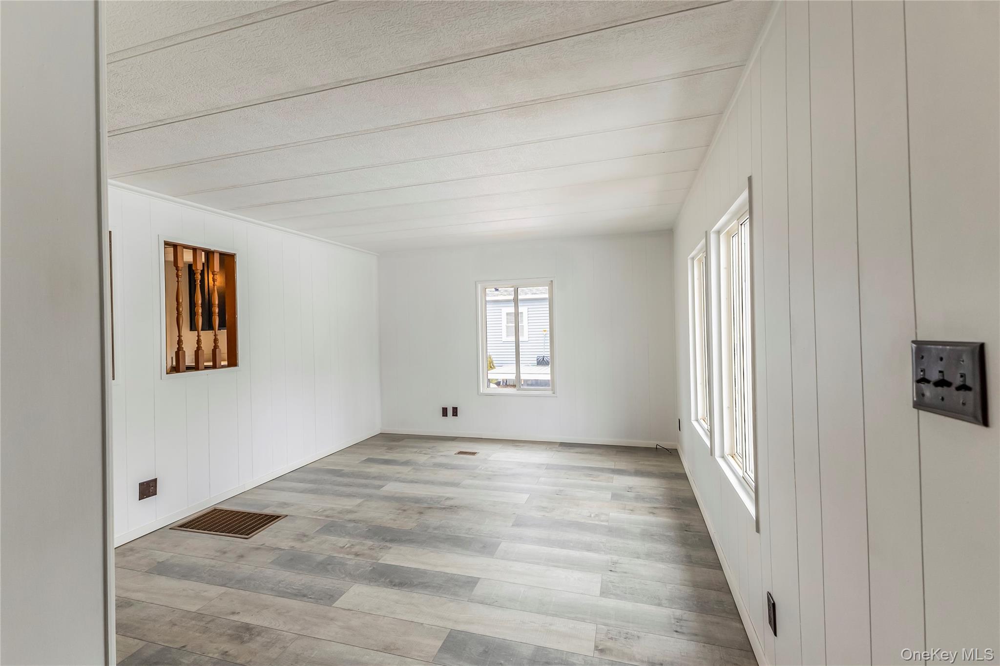 #3 photo, 525 Riverleigh Avenue, מחוז סאפוק Riverhead , NY 11901