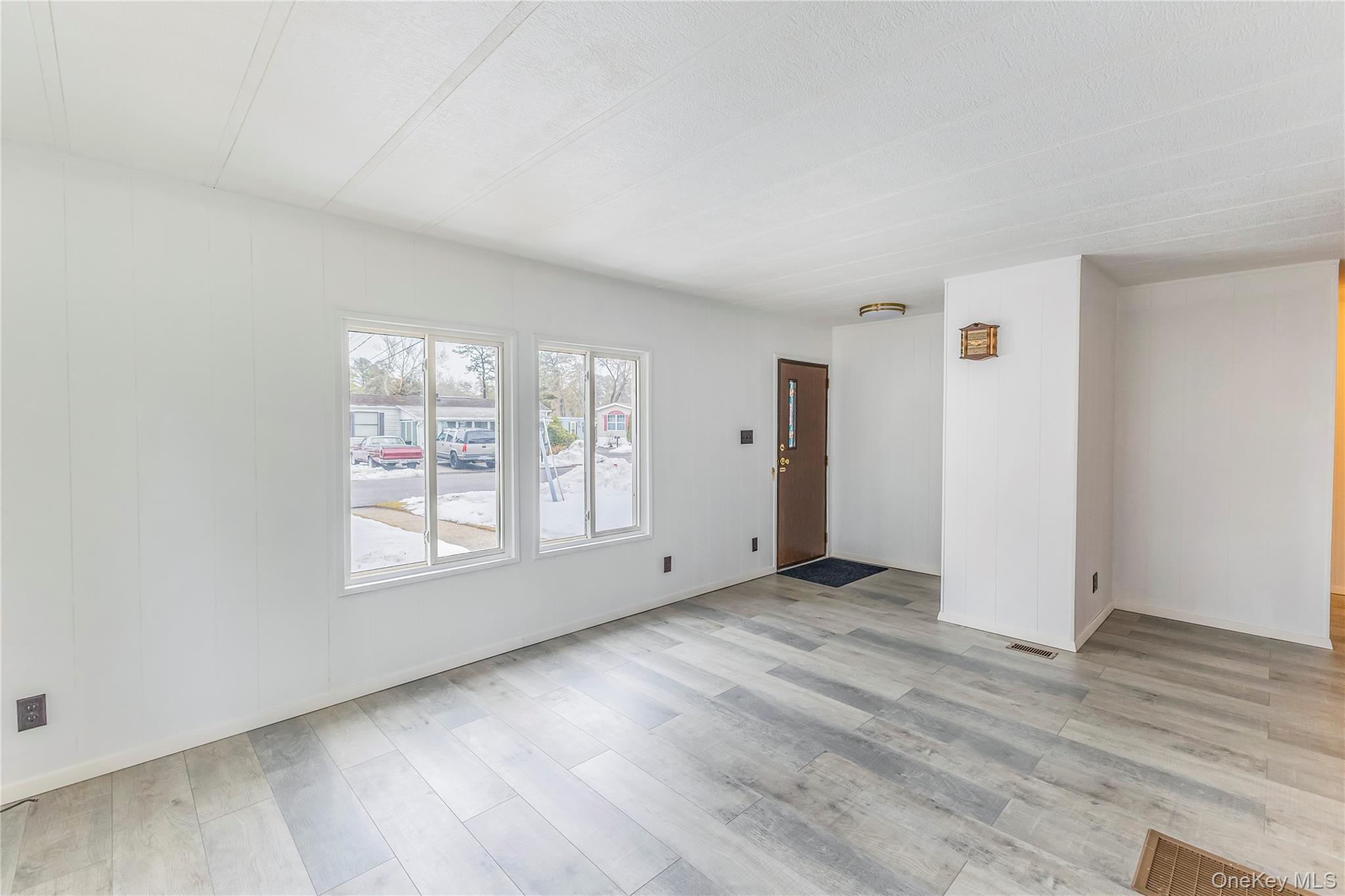 #4 photo, 525 Riverleigh Avenue, מחוז סאפוק Riverhead , NY 11901