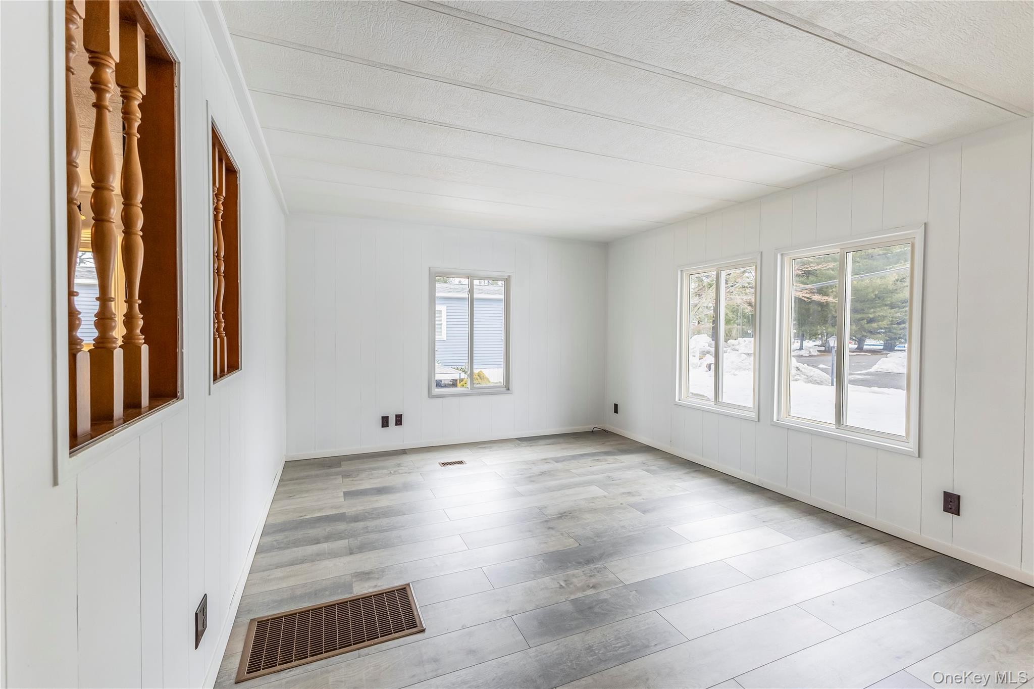 #6 photo, 525 Riverleigh Avenue, מחוז סאפוק Riverhead , NY 11901