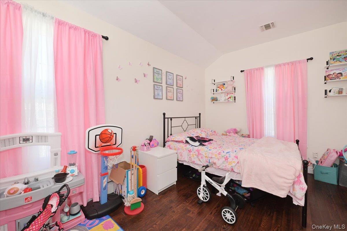 #19 photo, 556 Park Avenue, West Hempstead , NY 11552