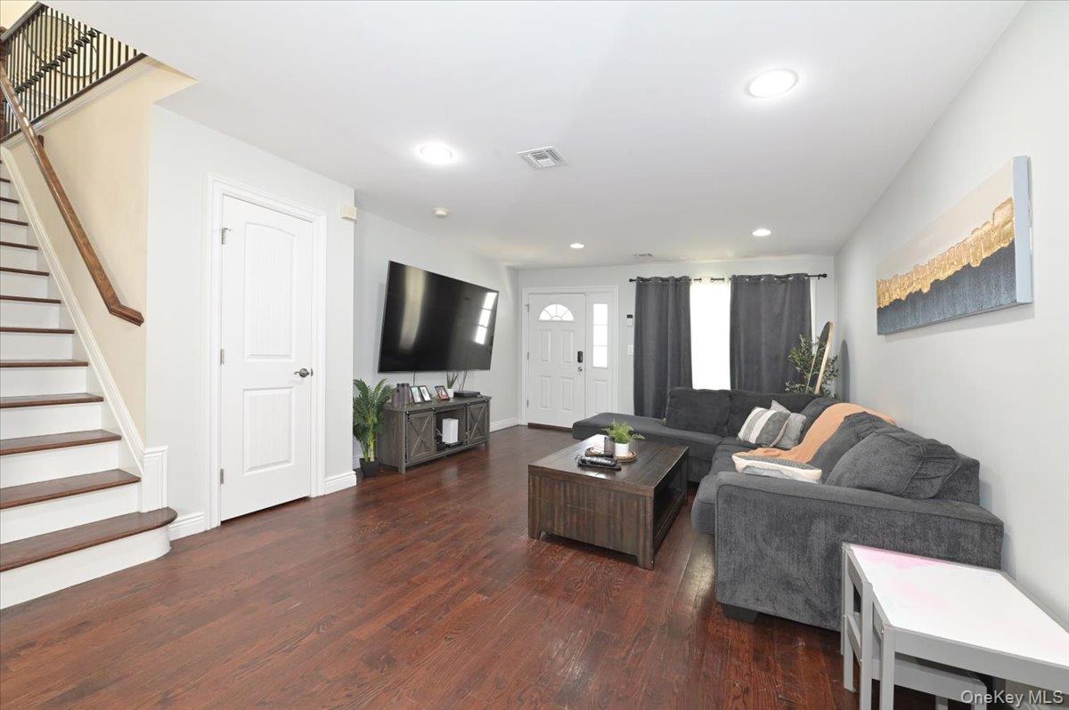 #5 photo, 556 Park Avenue, West Hempstead , NY 11552