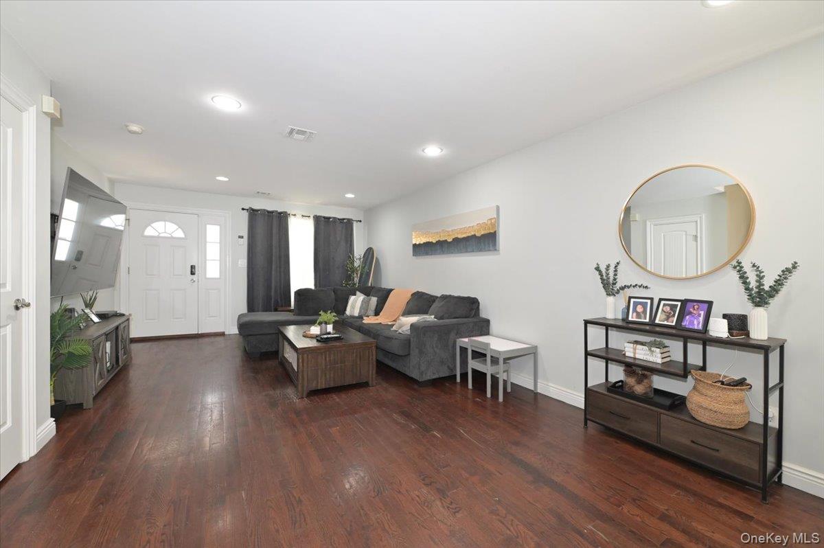 #6 photo, 556 Park Avenue, West Hempstead , NY 11552