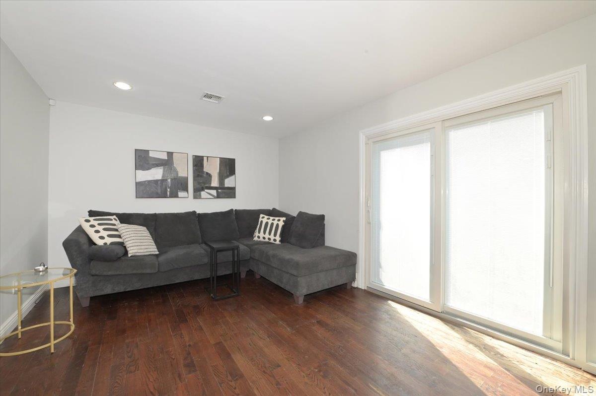 #8 photo, 556 Park Avenue, West Hempstead , NY 11552