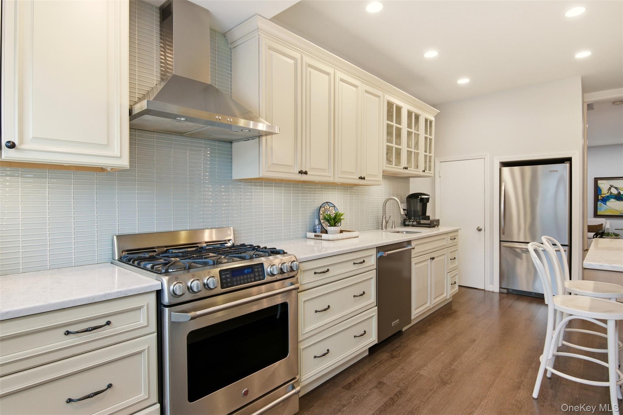 #12 photo, 17 Park Place, নাসাউ কাউন্টি Floral Park , NY 11001