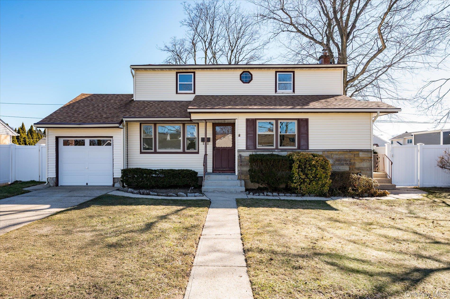 #1 photo, 16 Seneca Drive, नासाउ काउंटी Massapequa , NY 11758