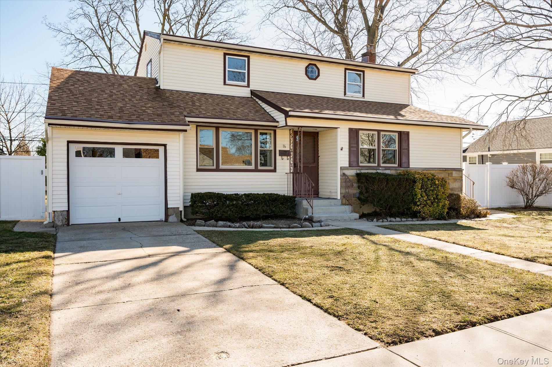 #2 photo, 16 Seneca Drive, नासाउ काउंटी Massapequa , NY 11758