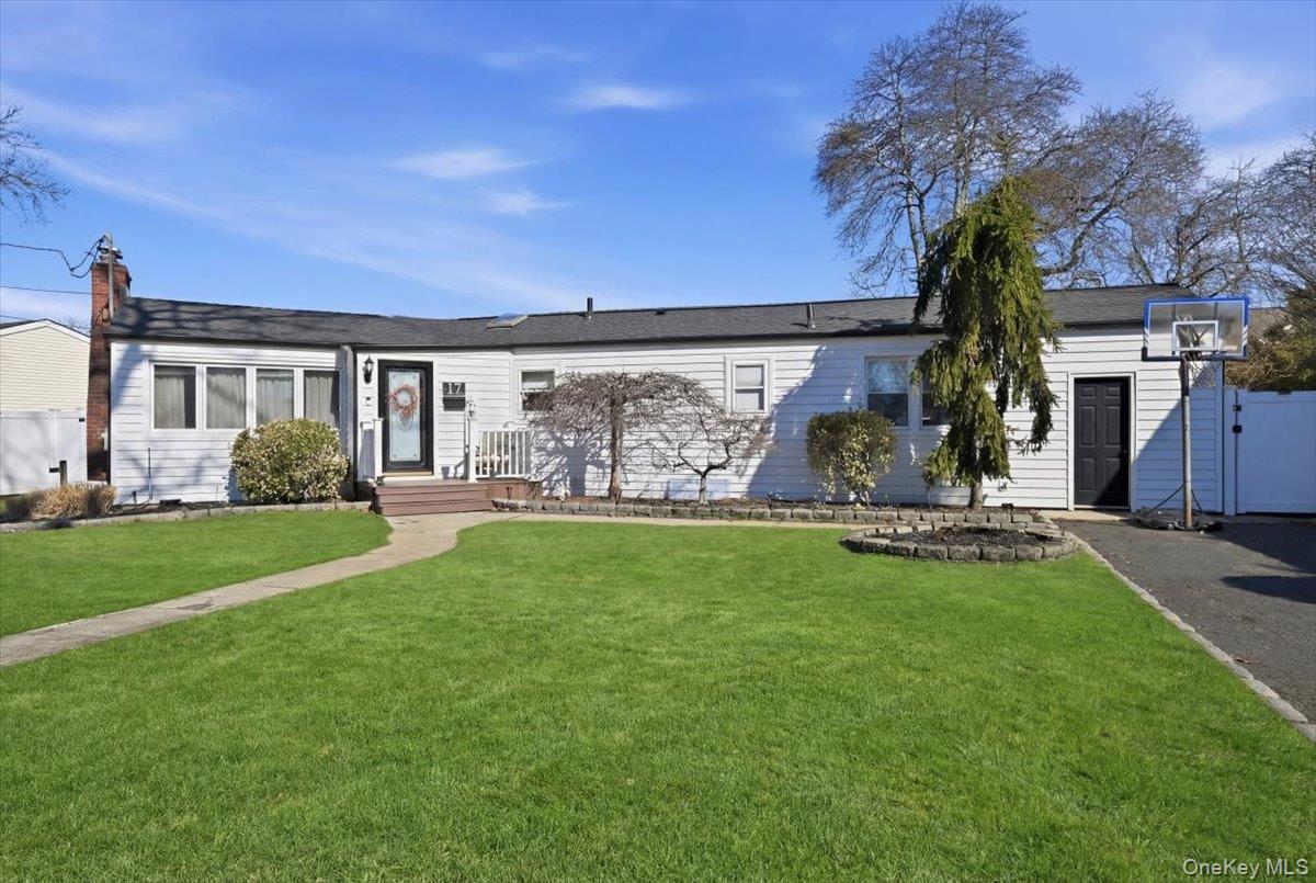 #1 photo, 17 Hawthorne Street, नासाउ काउंटी Massapequa , NY 11758