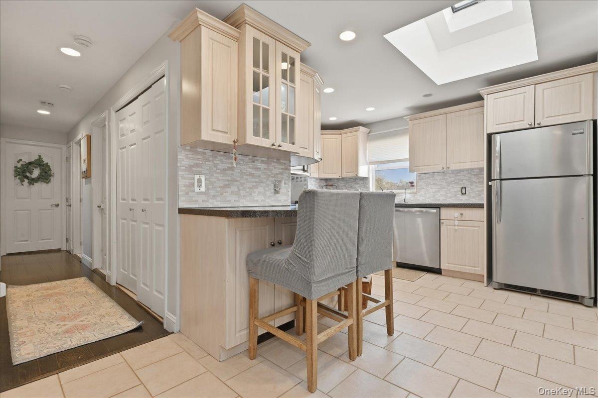 #10 photo, 17 Hawthorne Street, नासाउ काउंटी Massapequa , NY 11758