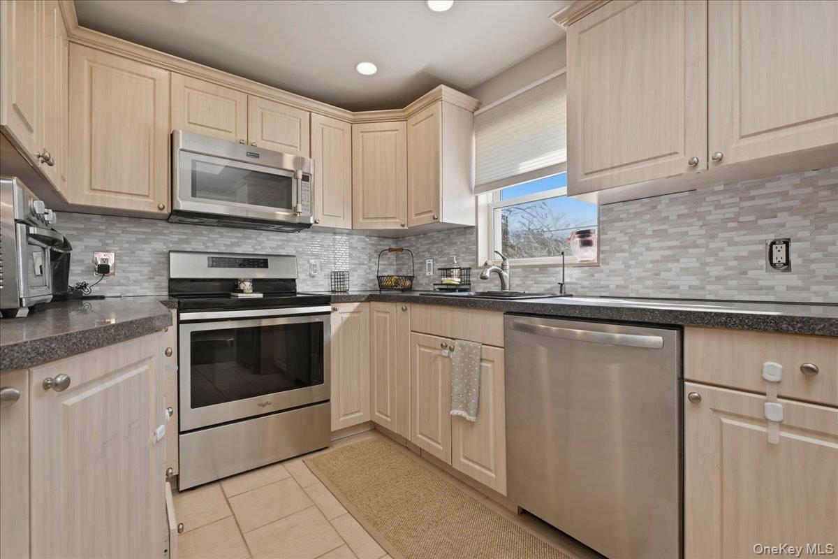 #11 photo, 17 Hawthorne Street, नासाउ काउंटी Massapequa , NY 11758