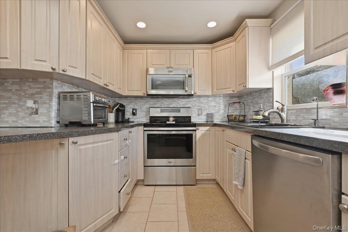 #12 photo, 17 Hawthorne Street, नासाउ काउंटी Massapequa , NY 11758