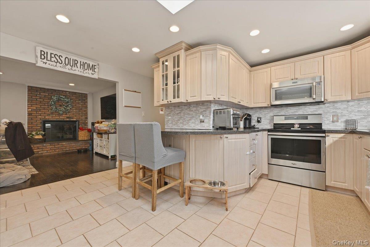 #13 photo, 17 Hawthorne Street, नासाउ काउंटी Massapequa , NY 11758