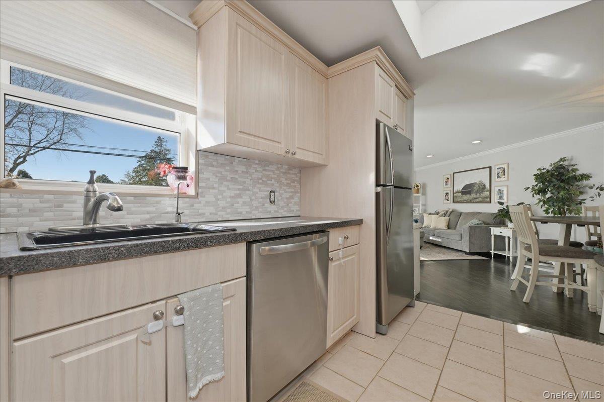 #14 photo, 17 Hawthorne Street, नासाउ काउंटी Massapequa , NY 11758