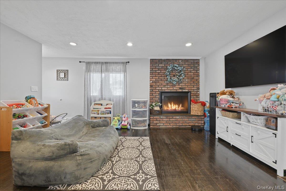 #17 photo, 17 Hawthorne Street, नासाउ काउंटी Massapequa , NY 11758