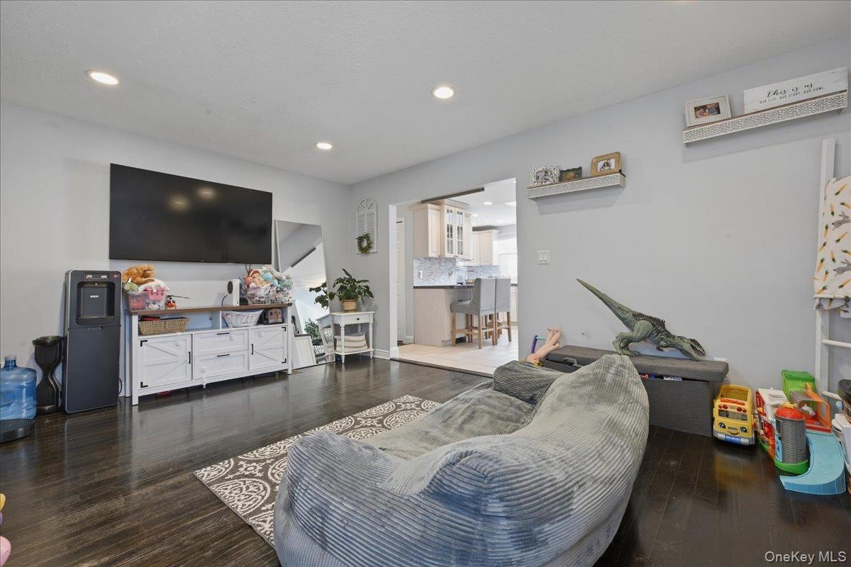 #18 photo, 17 Hawthorne Street, नासाउ काउंटी Massapequa , NY 11758