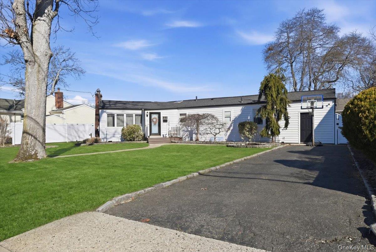 #2 photo, 17 Hawthorne Street, नासाउ काउंटी Massapequa , NY 11758