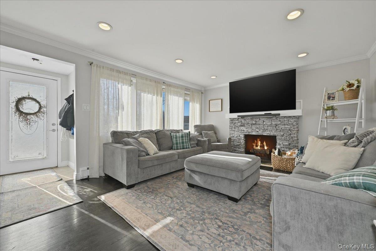 #4 photo, 17 Hawthorne Street, नासाउ काउंटी Massapequa , NY 11758