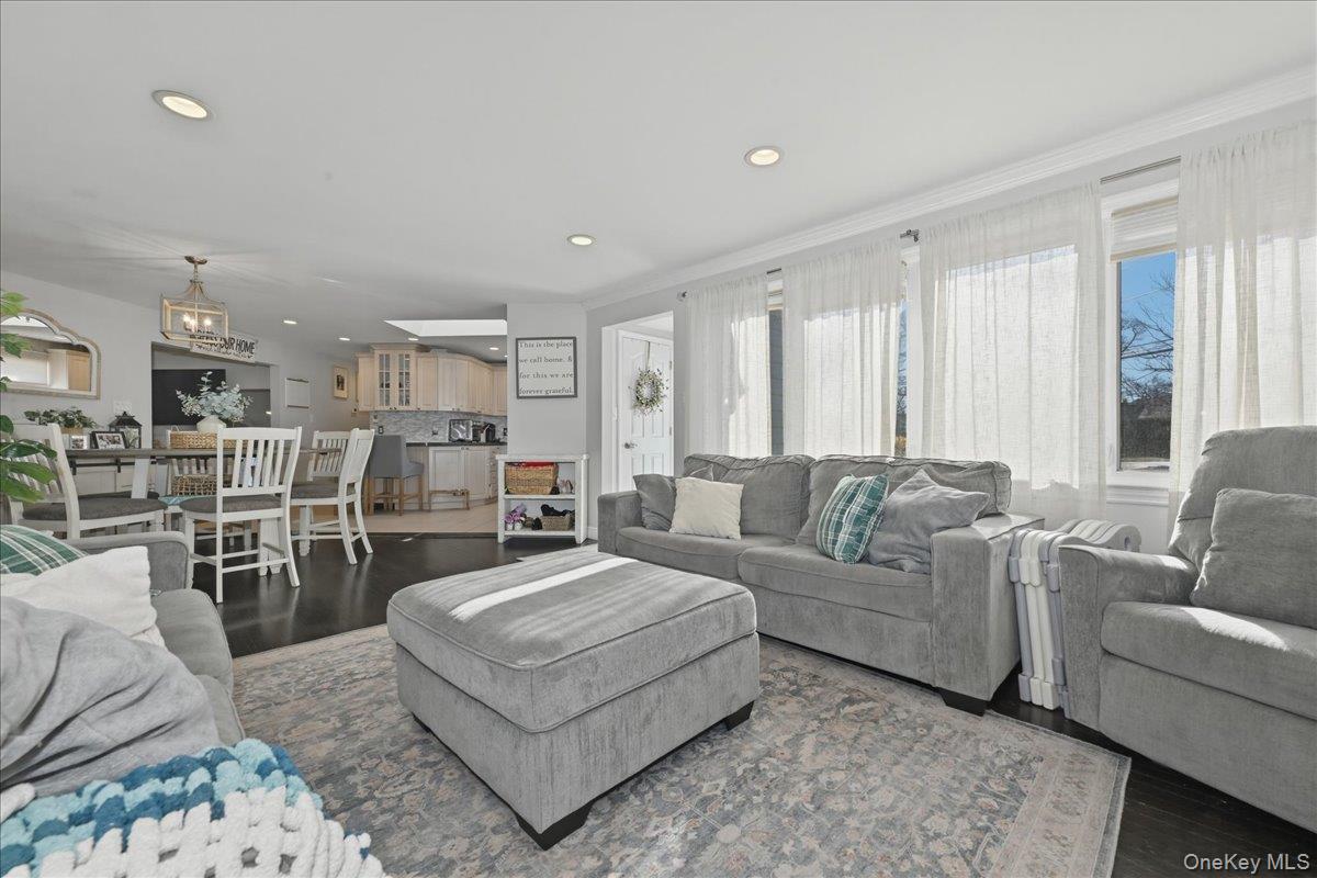 #6 photo, 17 Hawthorne Street, नासाउ काउंटी Massapequa , NY 11758