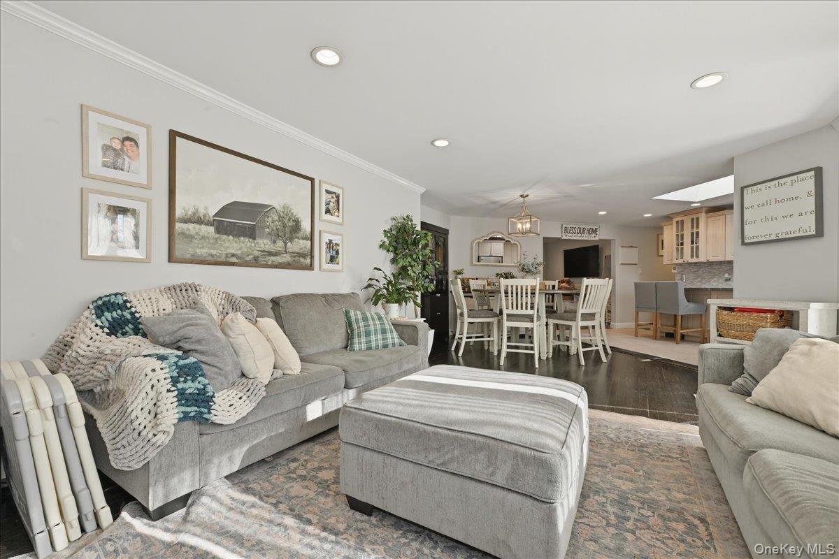 #7 photo, 17 Hawthorne Street, नासाउ काउंटी Massapequa , NY 11758