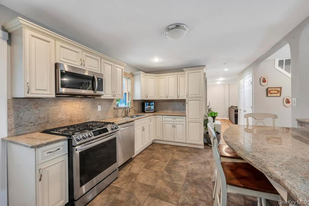 #4 photo, 159 Dawn Drive, מחוז סאפוק Centereach , NY 11720