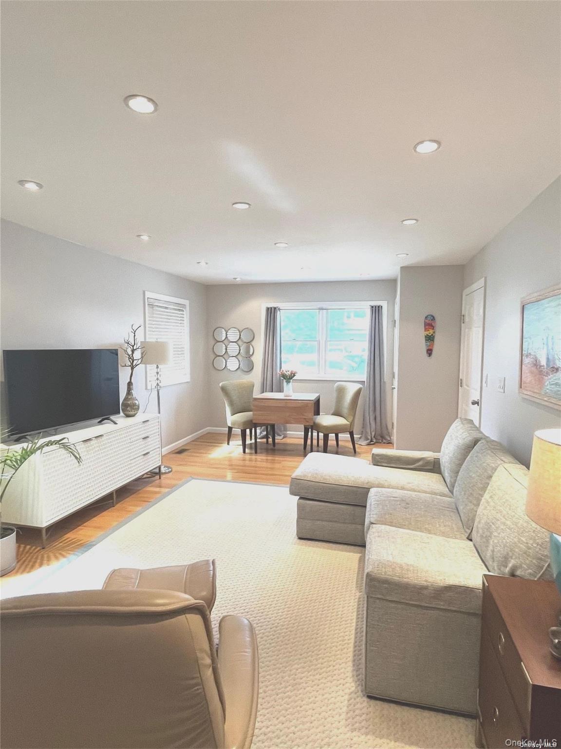 #2 photo, 442 E Beech Street, नासाउ काउंटी Long Beach , NY 11561