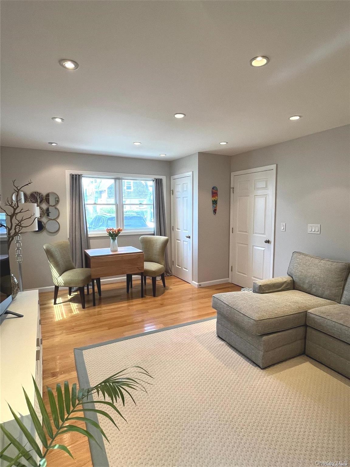 #3 photo, 442 E Beech Street, नासाउ काउंटी Long Beach , NY 11561